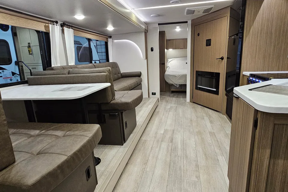 Salem 26 ICE (ICE2). 33 ft, Travel trailer Sleeps 8