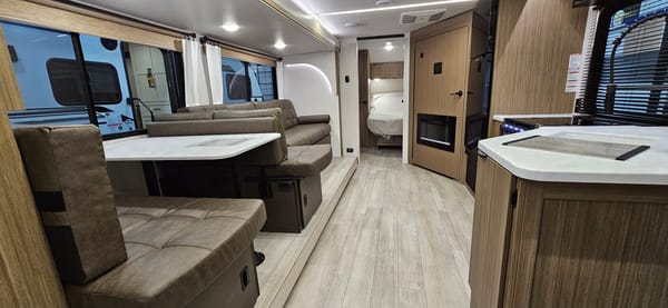 Salem 26 ICE (ICE2). 33 ft, Travel trailer Sleeps 8