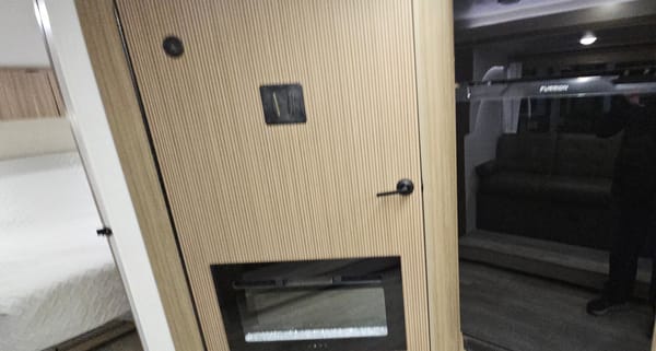 Salem 26 ICE (ICE2). 33 ft, Travel trailer Sleeps 8