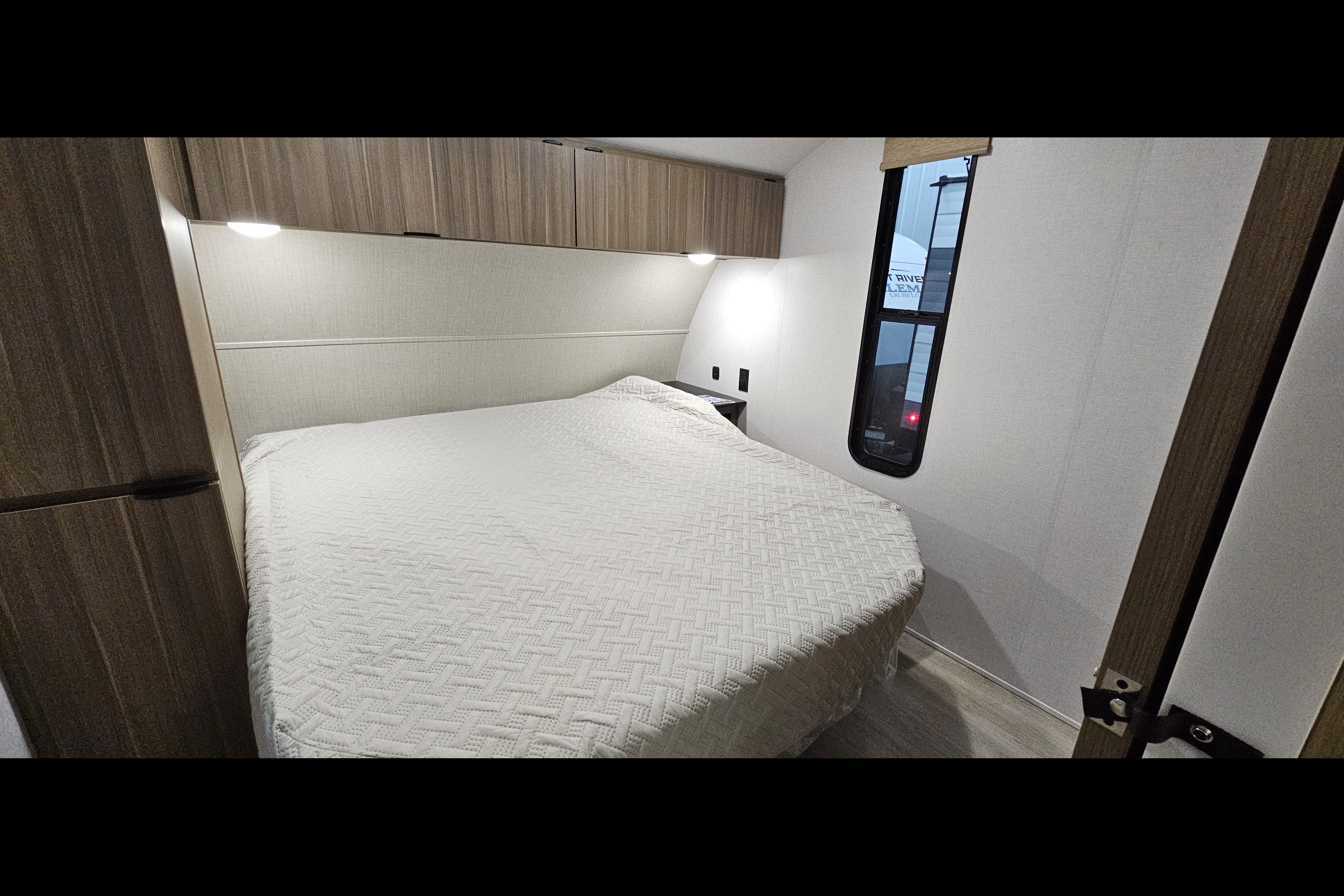 Salem 26 ICE (ICE2). 33 ft, Travel trailer Sleeps 8