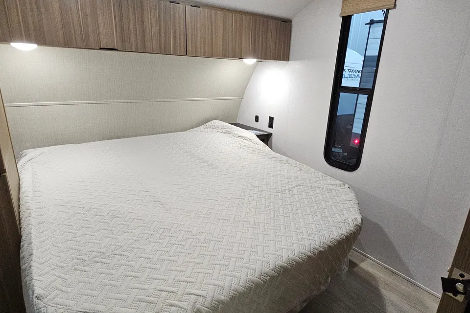 Salem 26 ICE (ICE2). 33 ft, Travel trailer Sleeps 8