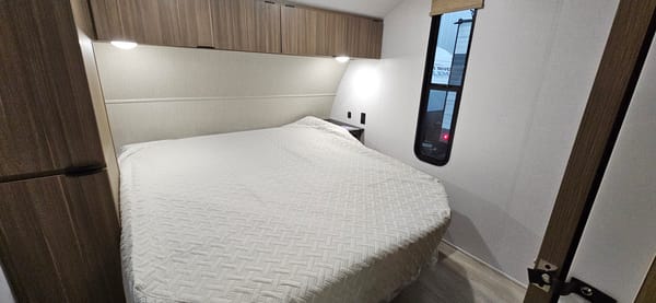 Salem 26 ICE (ICE2). 33 ft, Travel trailer Sleeps 8