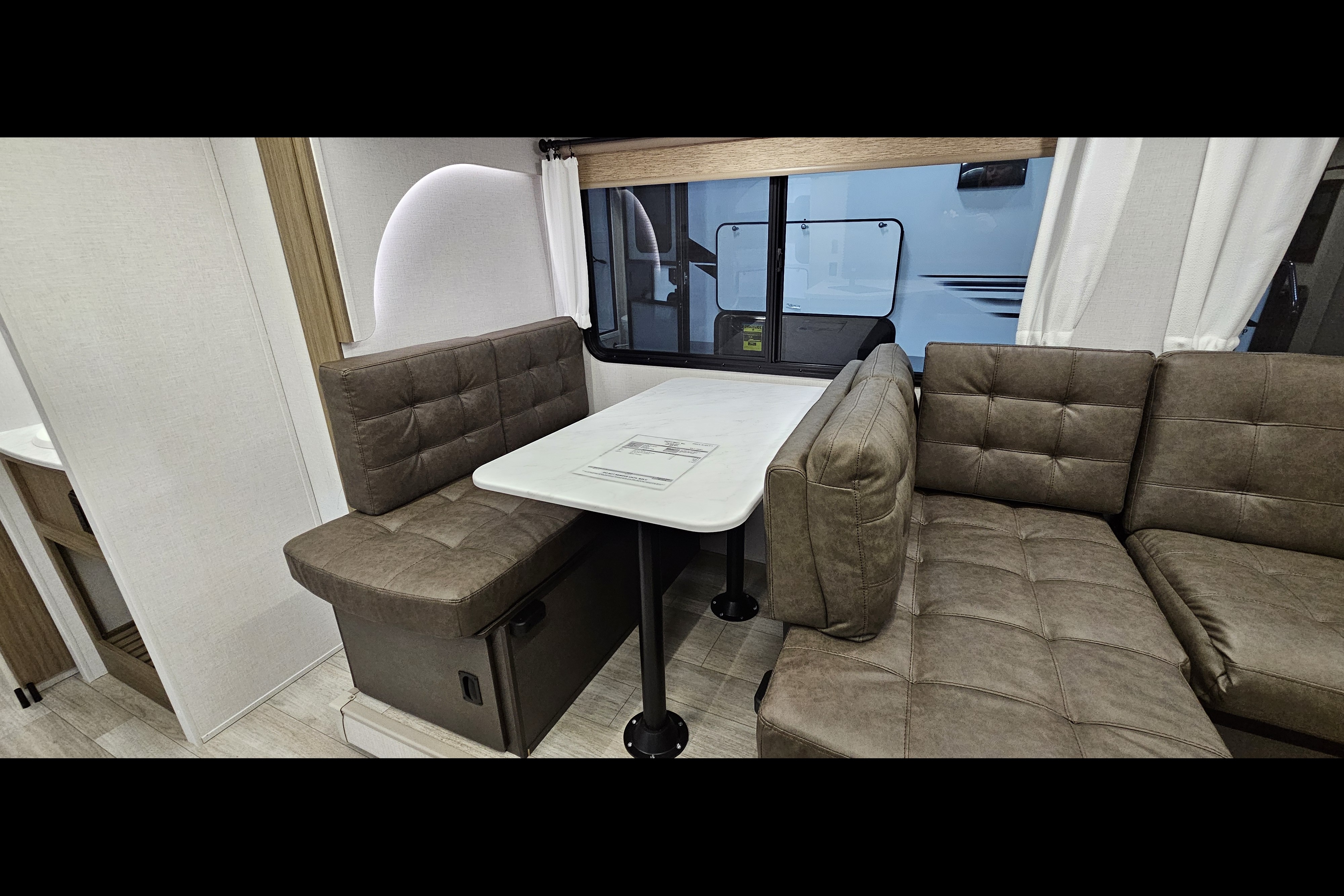Salem 26 ICE (ICE2). 33 ft, Travel trailer Sleeps 8