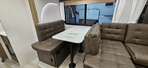 Salem 26 ICE (ICE2). 33 ft, Travel trailer Sleeps 8
