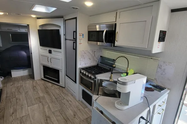 Isaac's Dutchmen Astoria 2703RB Travel Trailer