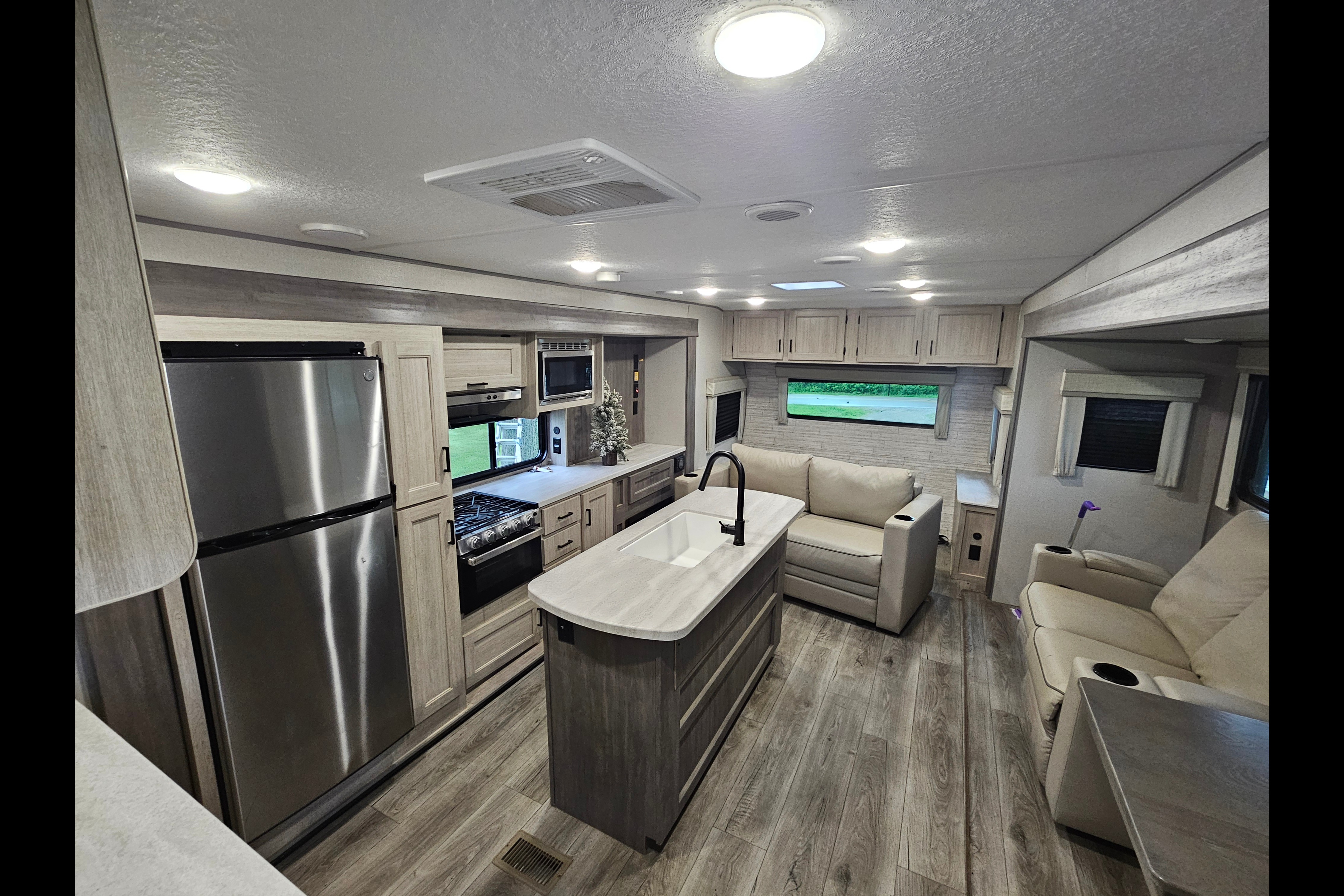 Adam's Catalina legacy 28fds Travel Trailer