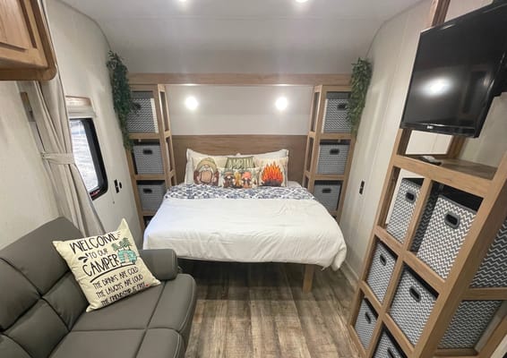 BRAND NEW 2024 29ft Light Weight Sleeps 8 Forest River Travel Trailer
