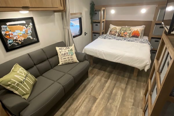 BRAND NEW 2024 29ft Light Weight Sleeps 8 Forest River Travel Trailer