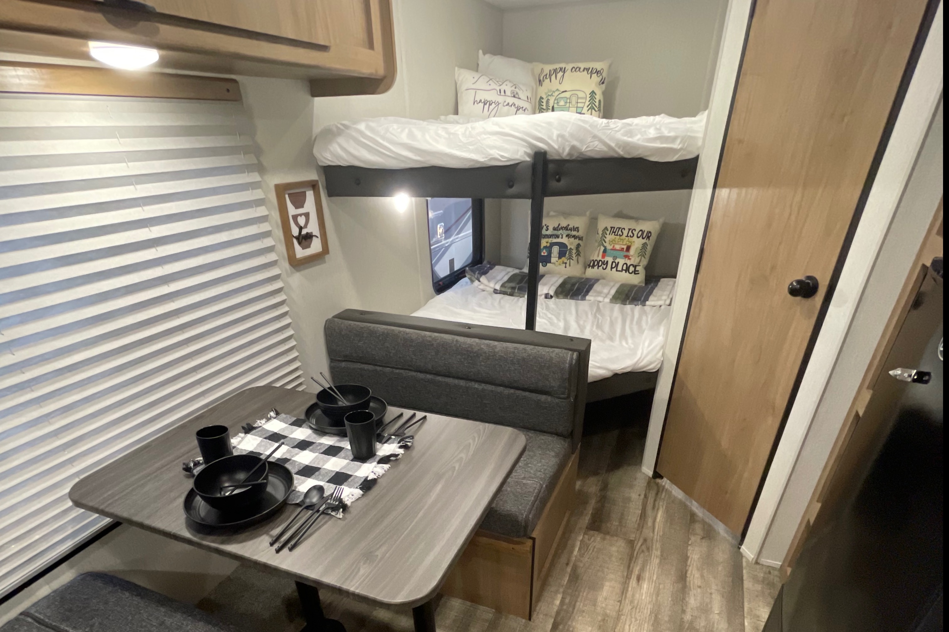 BRAND NEW 2024 29ft Light Weight Sleeps 8 Forest River Travel Trailer