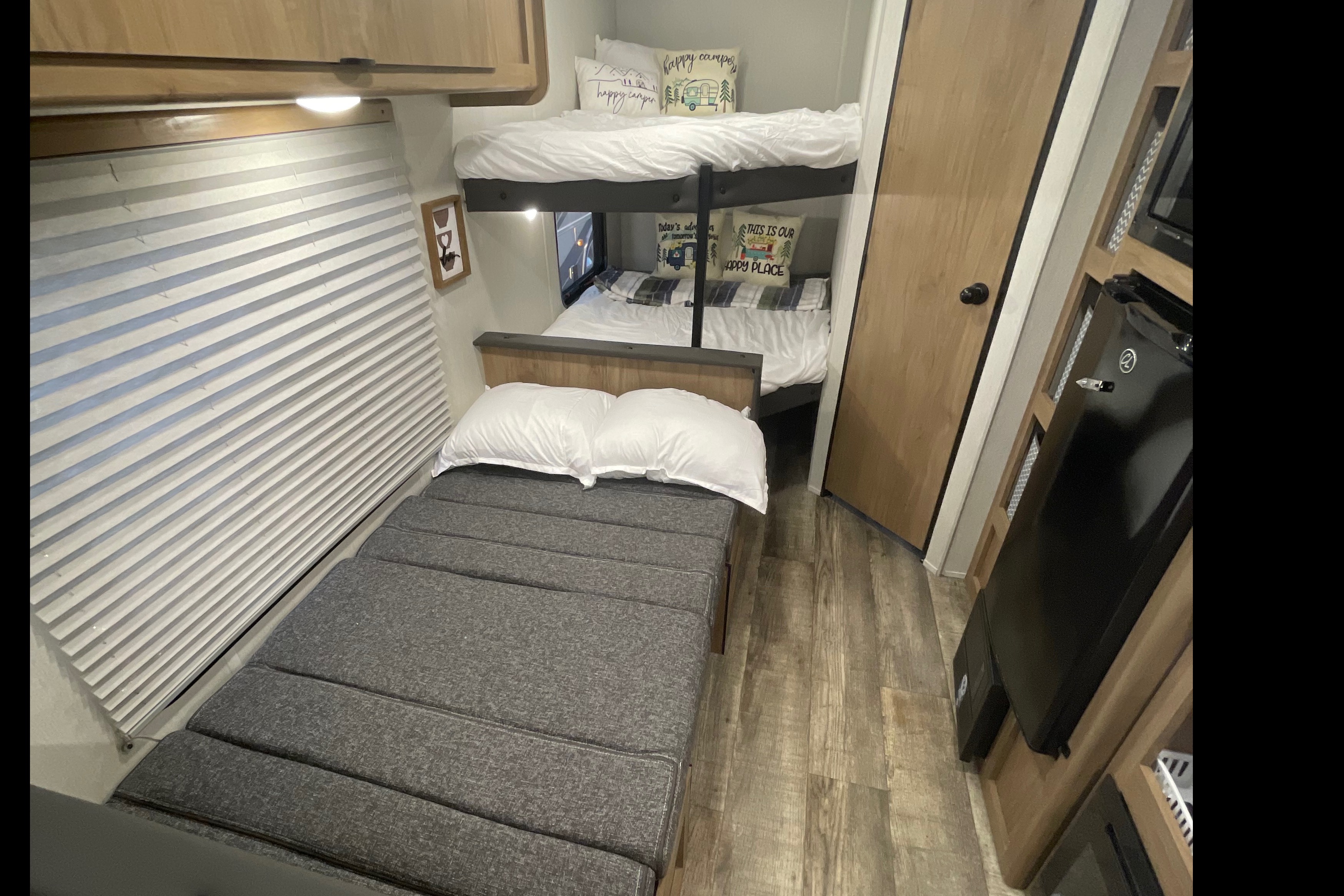BRAND NEW 2024 29ft Light Weight Sleeps 8 Forest River Travel Trailer