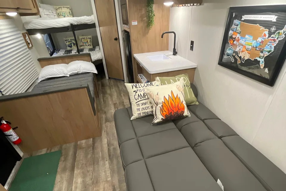 BRAND NEW 2024 29ft Light Weight Sleeps 8 Forest River Travel Trailer