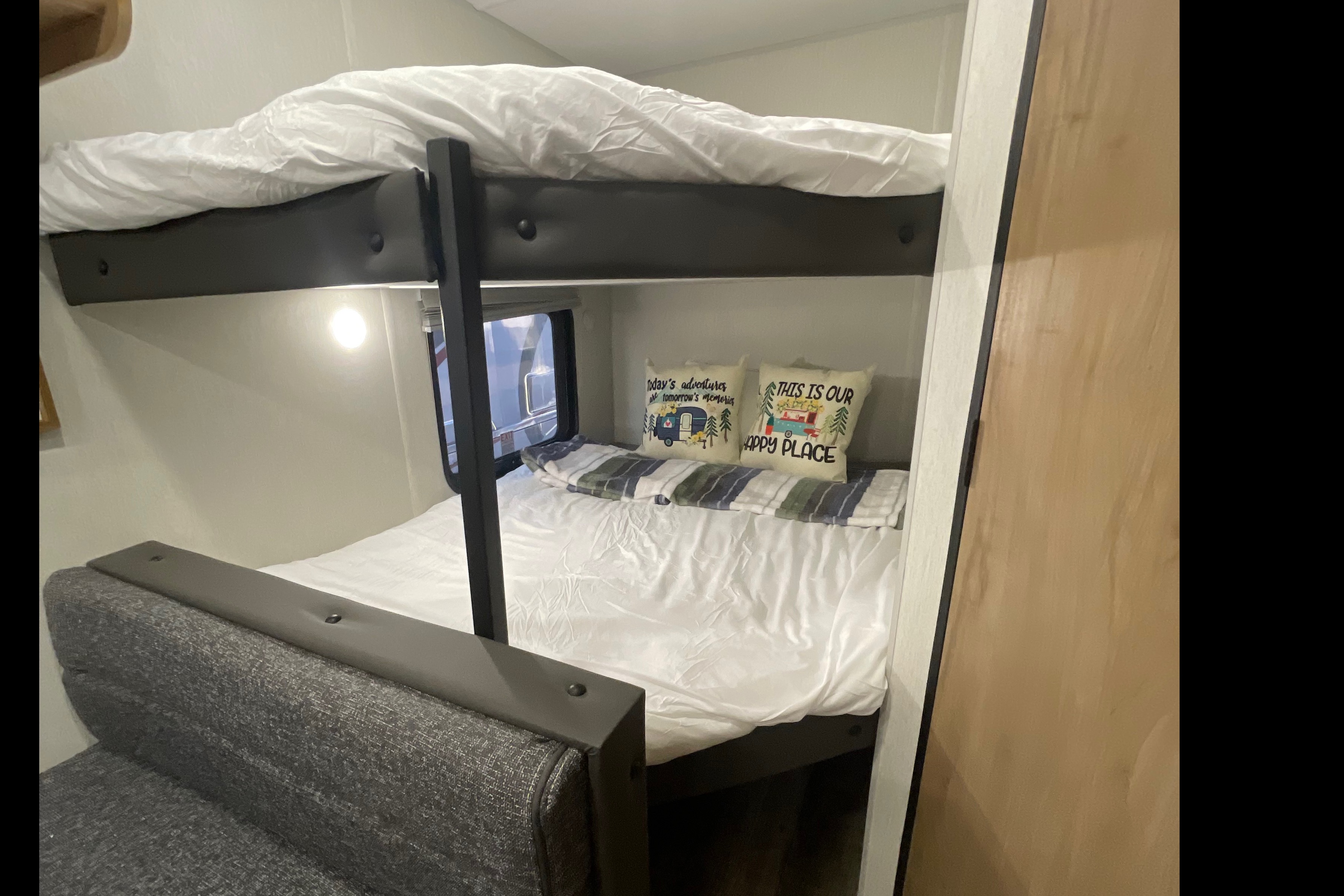 BRAND NEW 2024 29ft Light Weight Sleeps 8 Forest River Travel Trailer