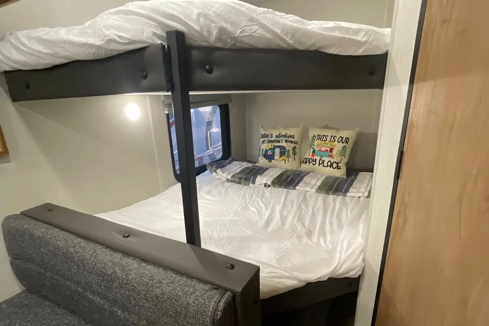 BRAND NEW 2024 29ft Light Weight Sleeps 8 Forest River Travel Trailer