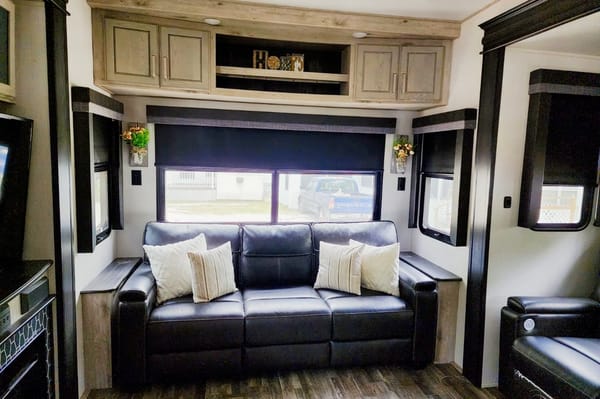 Keystone Avalanche - Fully Equipped Luxury 5th Wheel