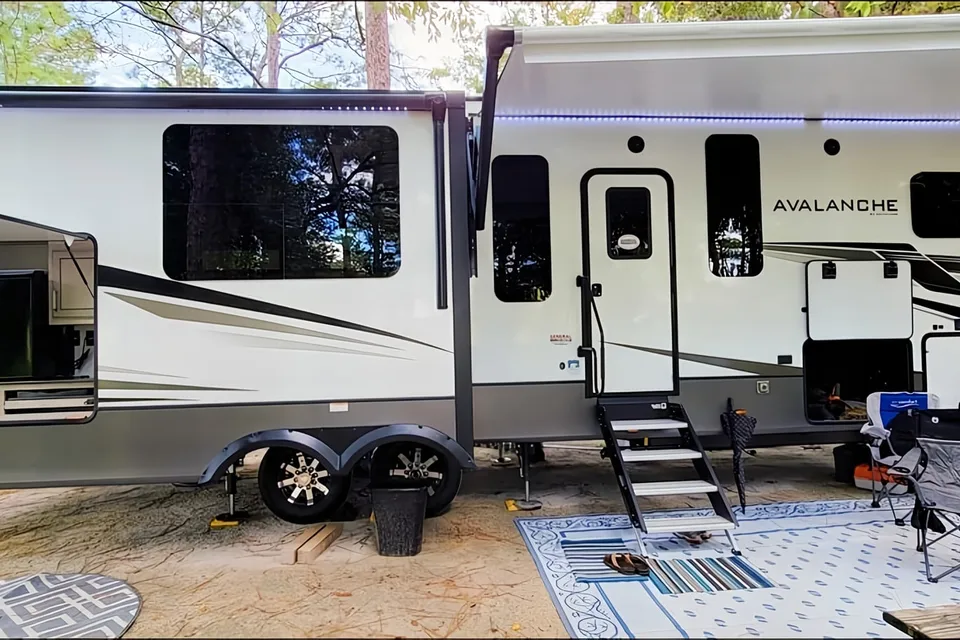Keystone Avalanche - Fully Equipped Luxury 5th Wheel