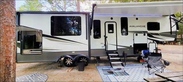 Keystone Avalanche - Fully Equipped Luxury 5th Wheel