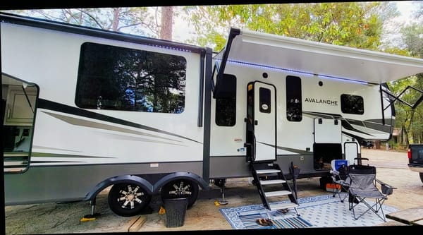 Keystone Avalanche - Fully Equipped Luxury 5th Wheel
