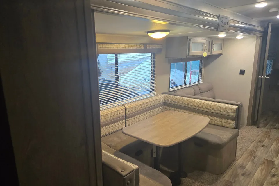 Laver's Palomino PUMA XLE LITE Travel Trailer