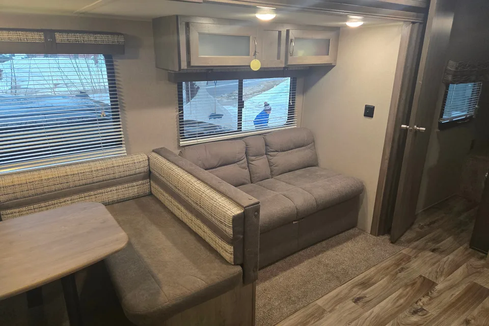 Laver's Palomino PUMA XLE LITE Travel Trailer