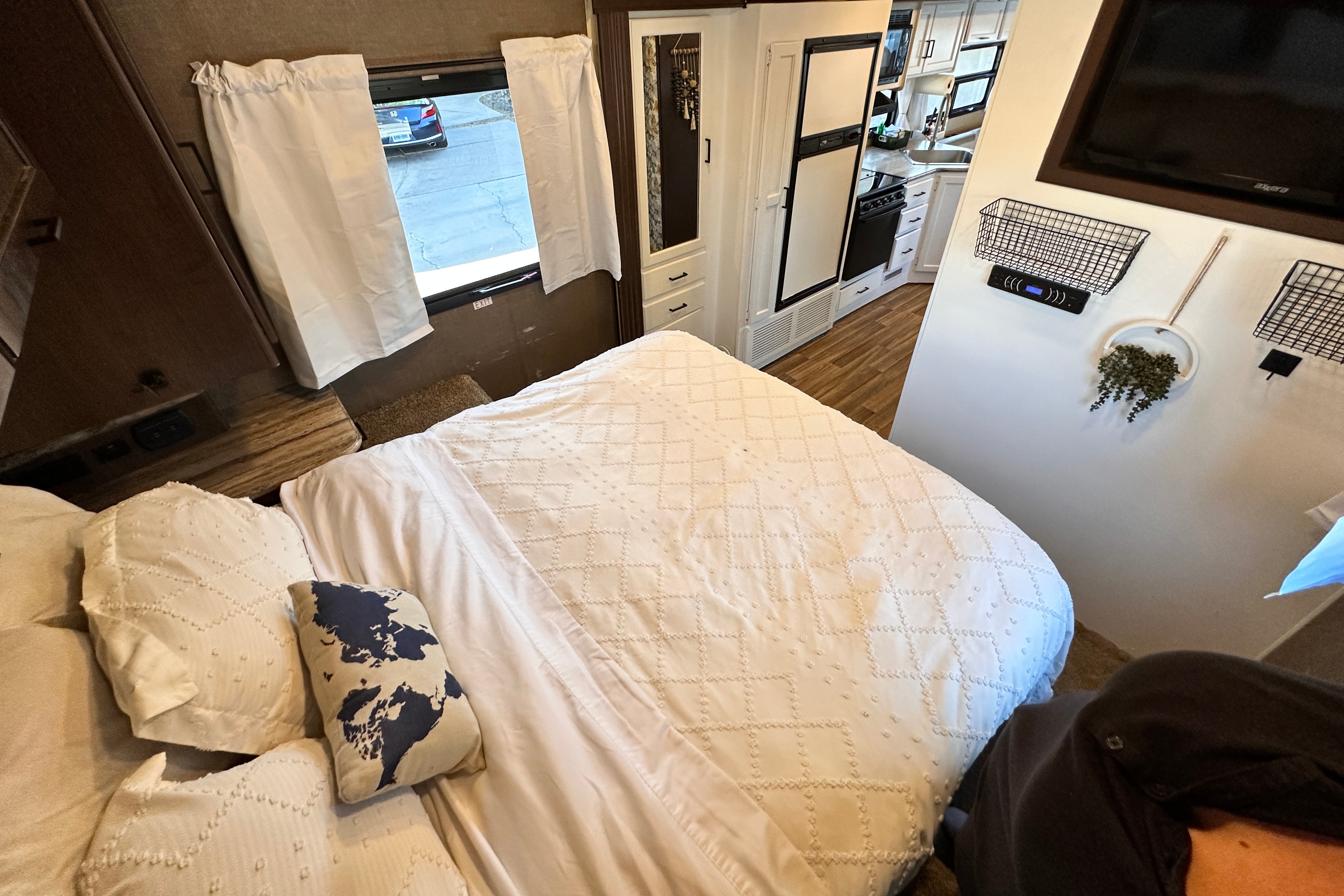 Renovated RV - WiFi, Pets, Off-Grid Friendly, Towing, 24/7 Support, Near Airport