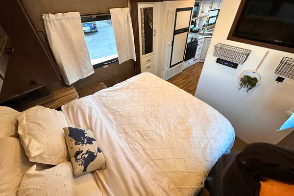 Renovated RV - WiFi, Pets, Off-Grid Friendly, Towing, 24/7 Support, Near Airport