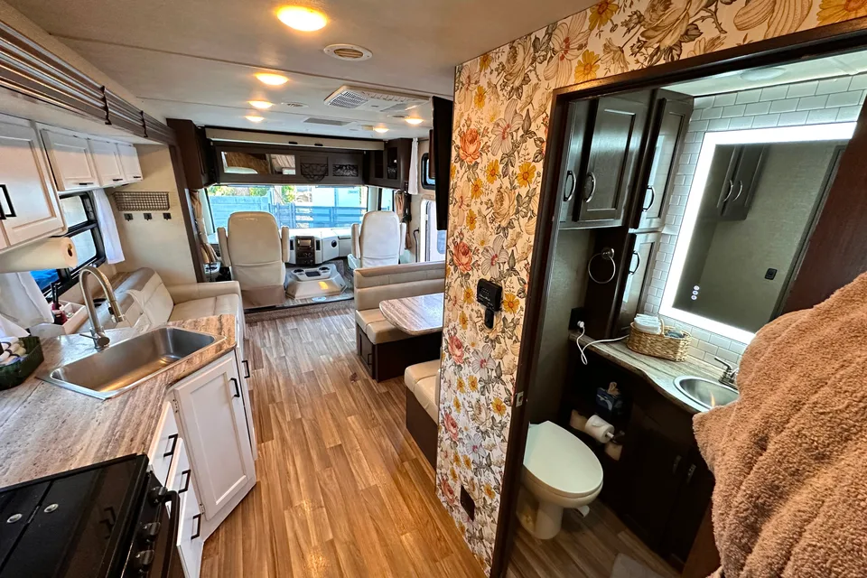 Renovated RV - WiFi, Pets, Off-Grid Friendly, Towing, 24/7 Support, Near Airport