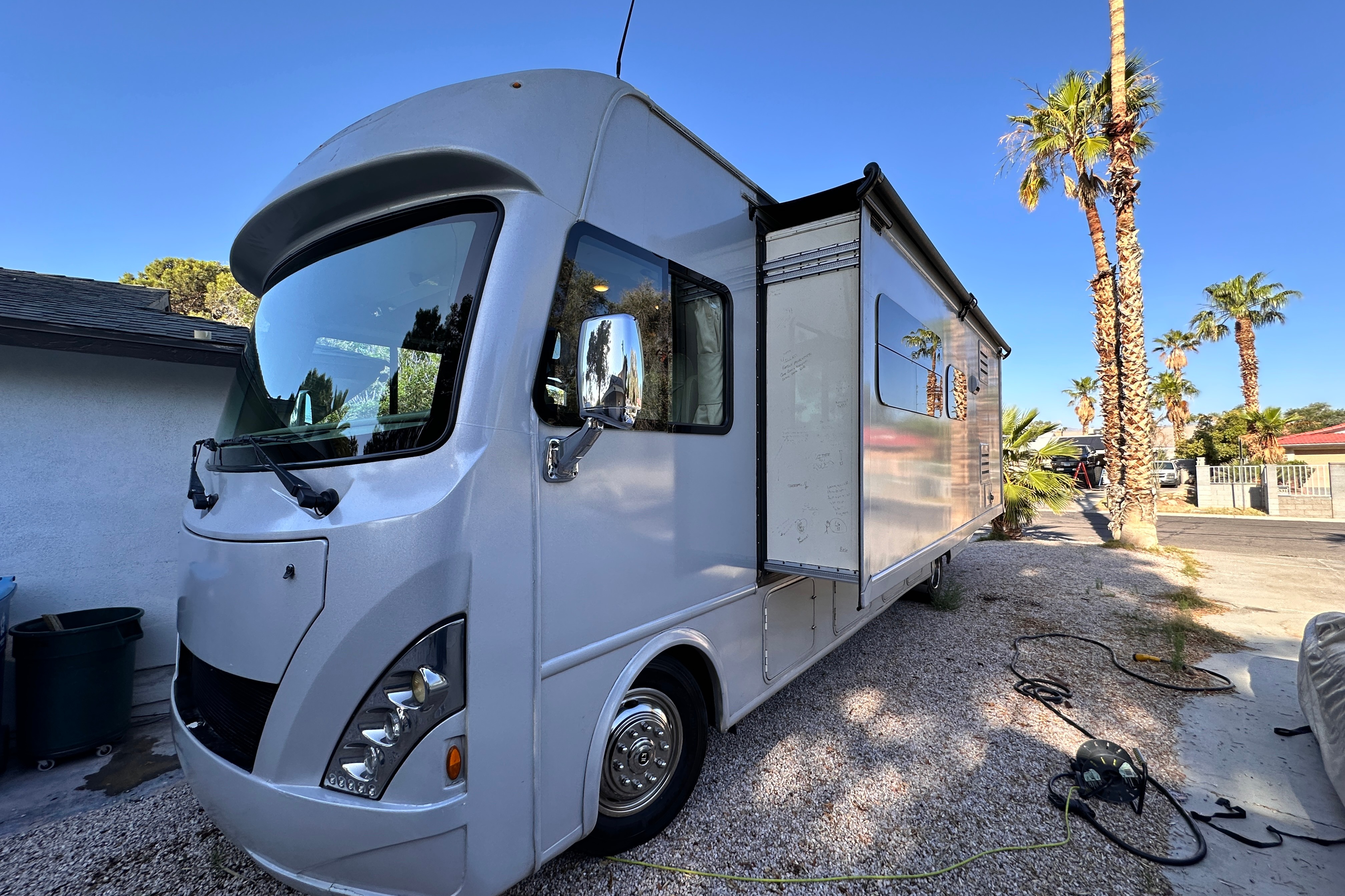 Renovated RV - WiFi, Pets, Off-Grid Friendly, Towing, 24/7 Support, Near Airport