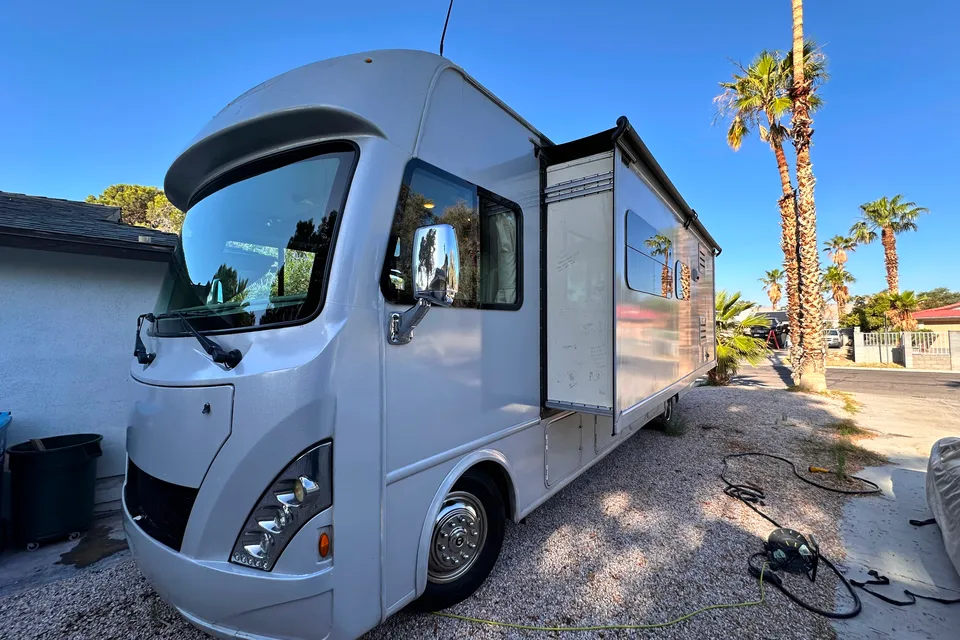 Renovated RV - WiFi, Pets, Off-Grid Friendly, Towing, 24/7 Support, Near Airport