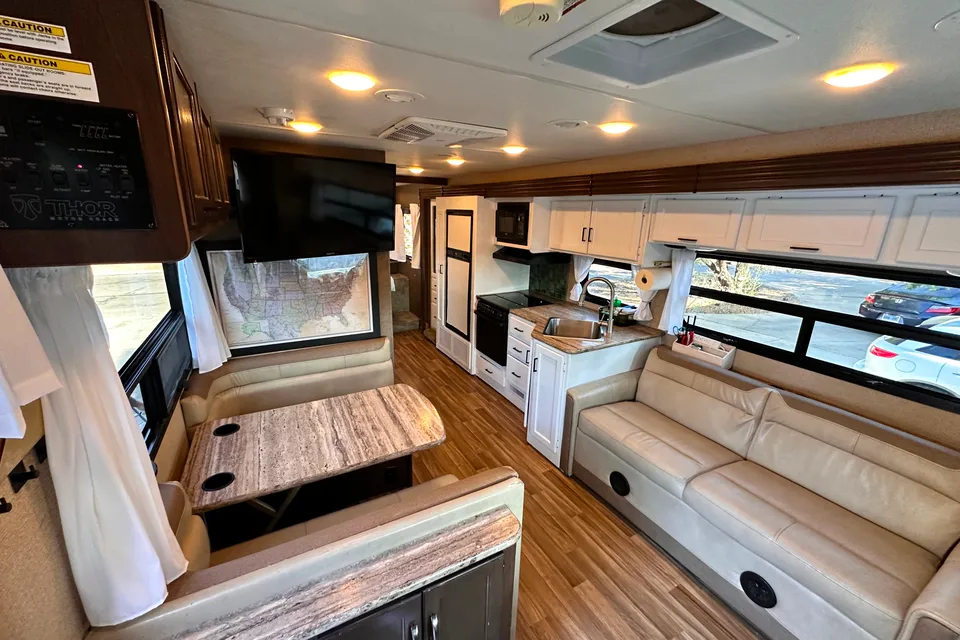 Renovated RV - WiFi, Pets, Off-Grid Friendly, Towing, 24/7 Support, Near Airport
