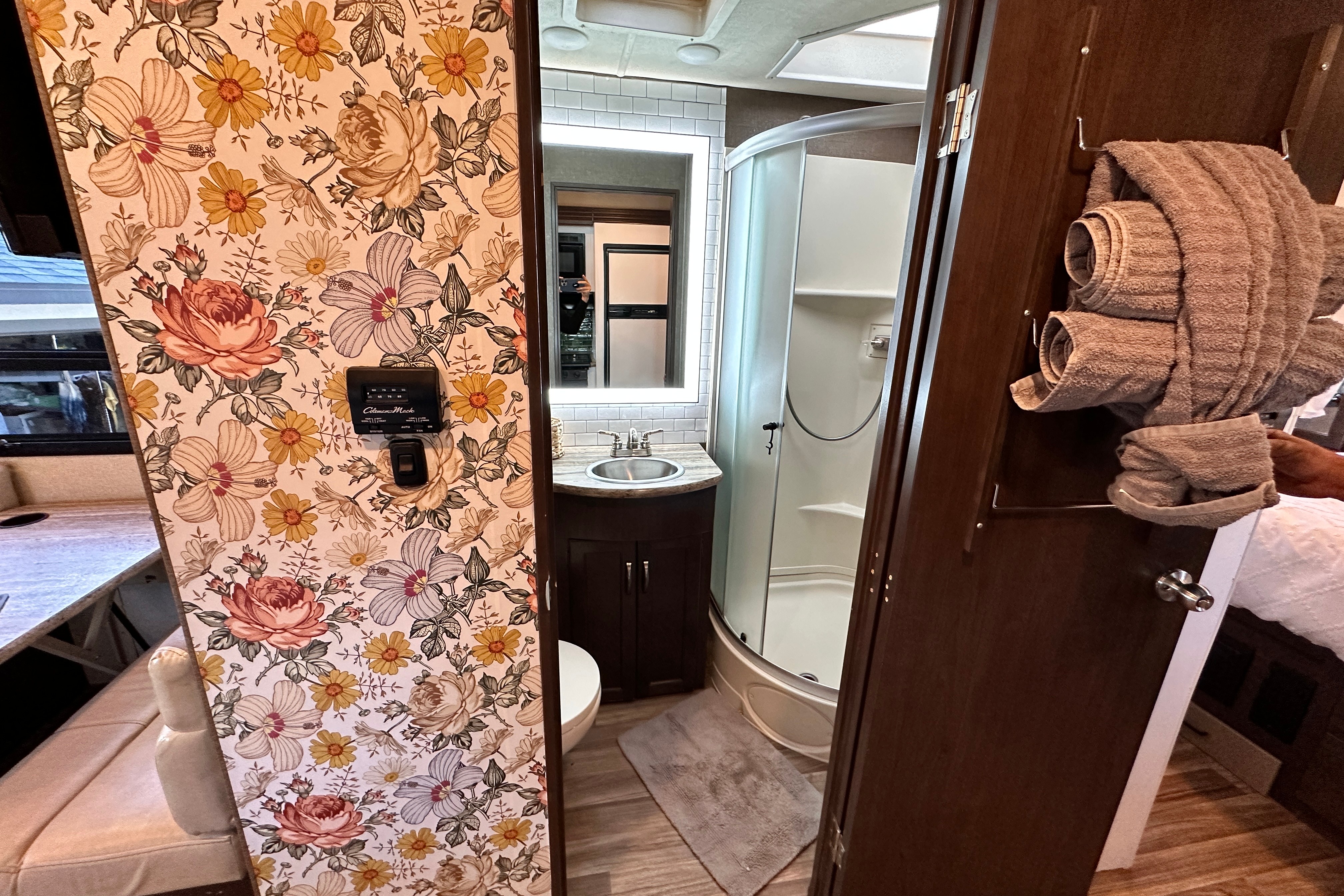 Renovated RV - WiFi, Pets, Off-Grid Friendly, Towing, 24/7 Support, Near Airport