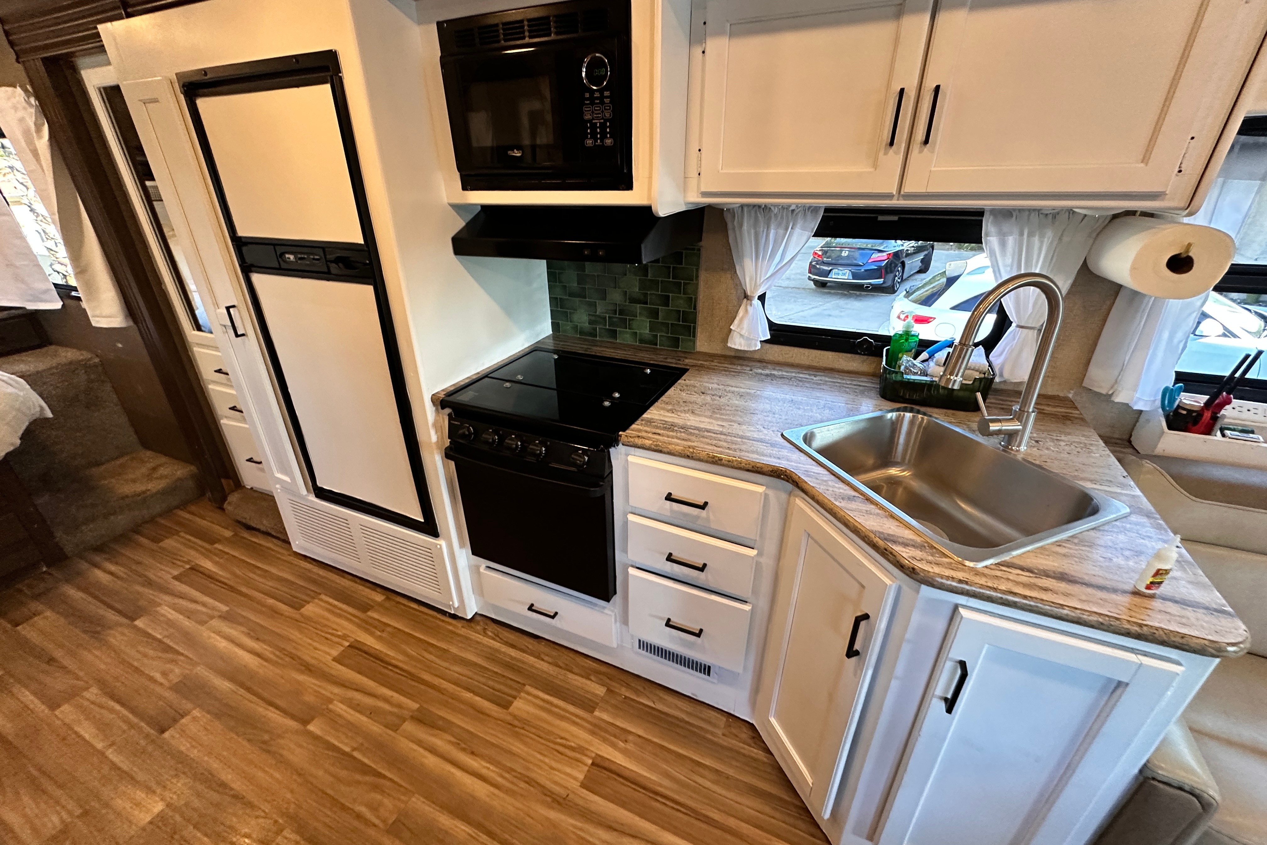 Renovated RV - WiFi, Pets, Off-Grid Friendly, Towing, 24/7 Support, Near Airport