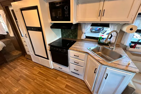 Renovated RV - WiFi, Pets, Off-Grid Friendly, Towing, 24/7 Support, Near Airport