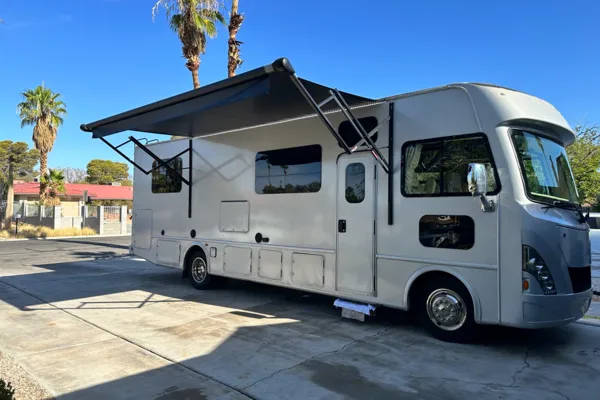 Renovated RV - WiFi, Pets, Off-Grid Friendly, Towing, 24/7 Support, Near Airport