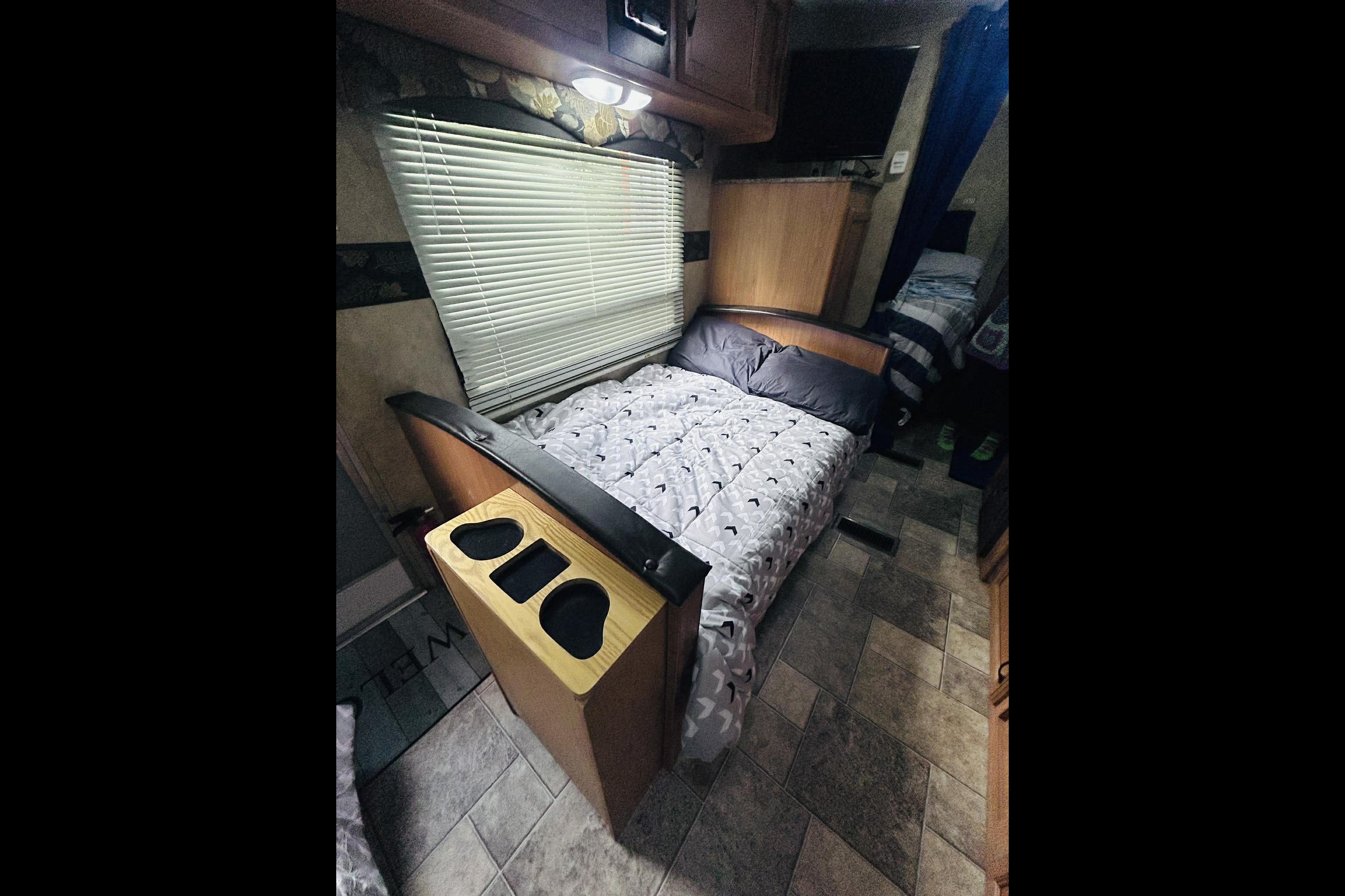 Keystone 19FLB Travel Trailer +Extras - Delivery Only