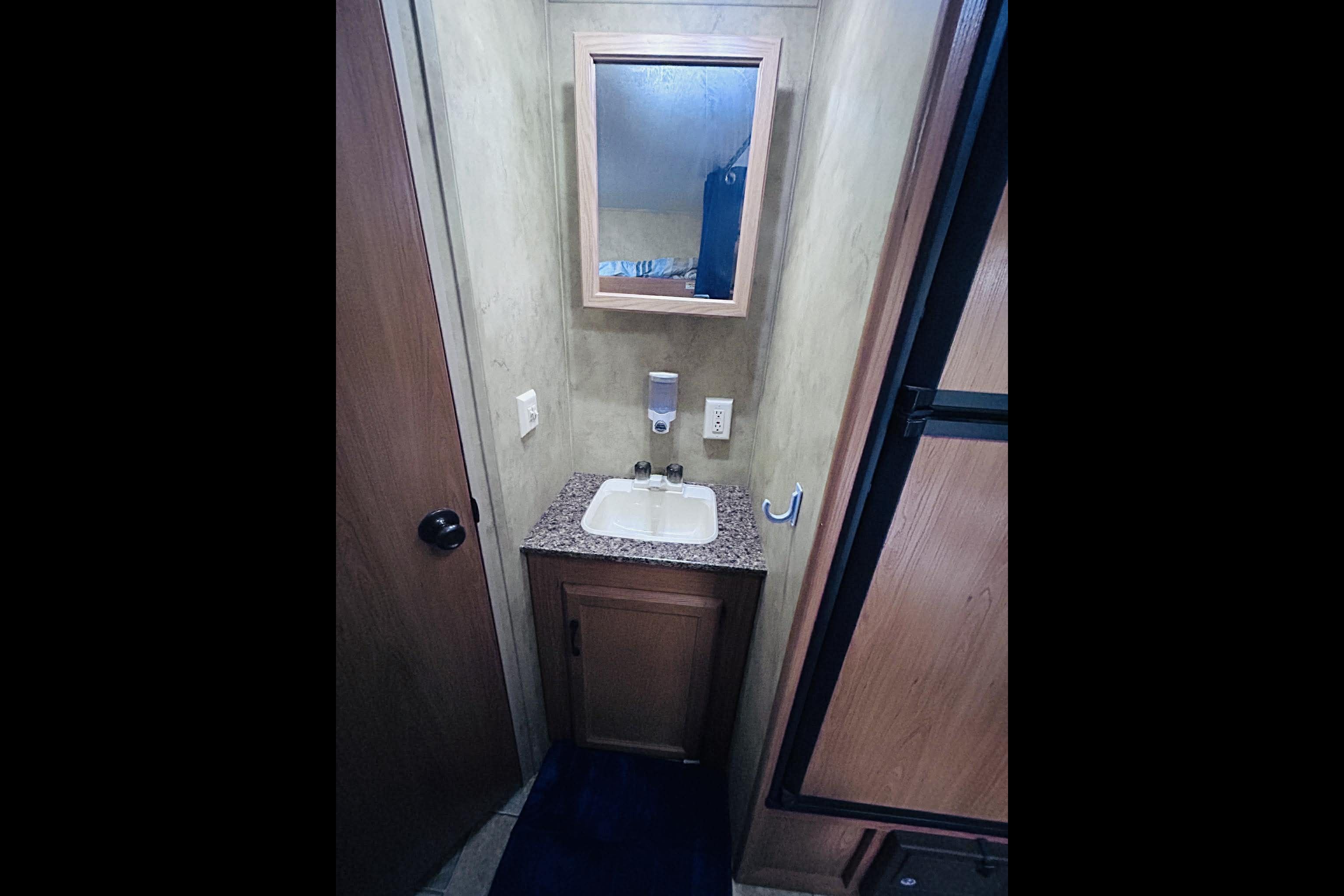 Keystone 19FLB Travel Trailer +Extras - Delivery Only