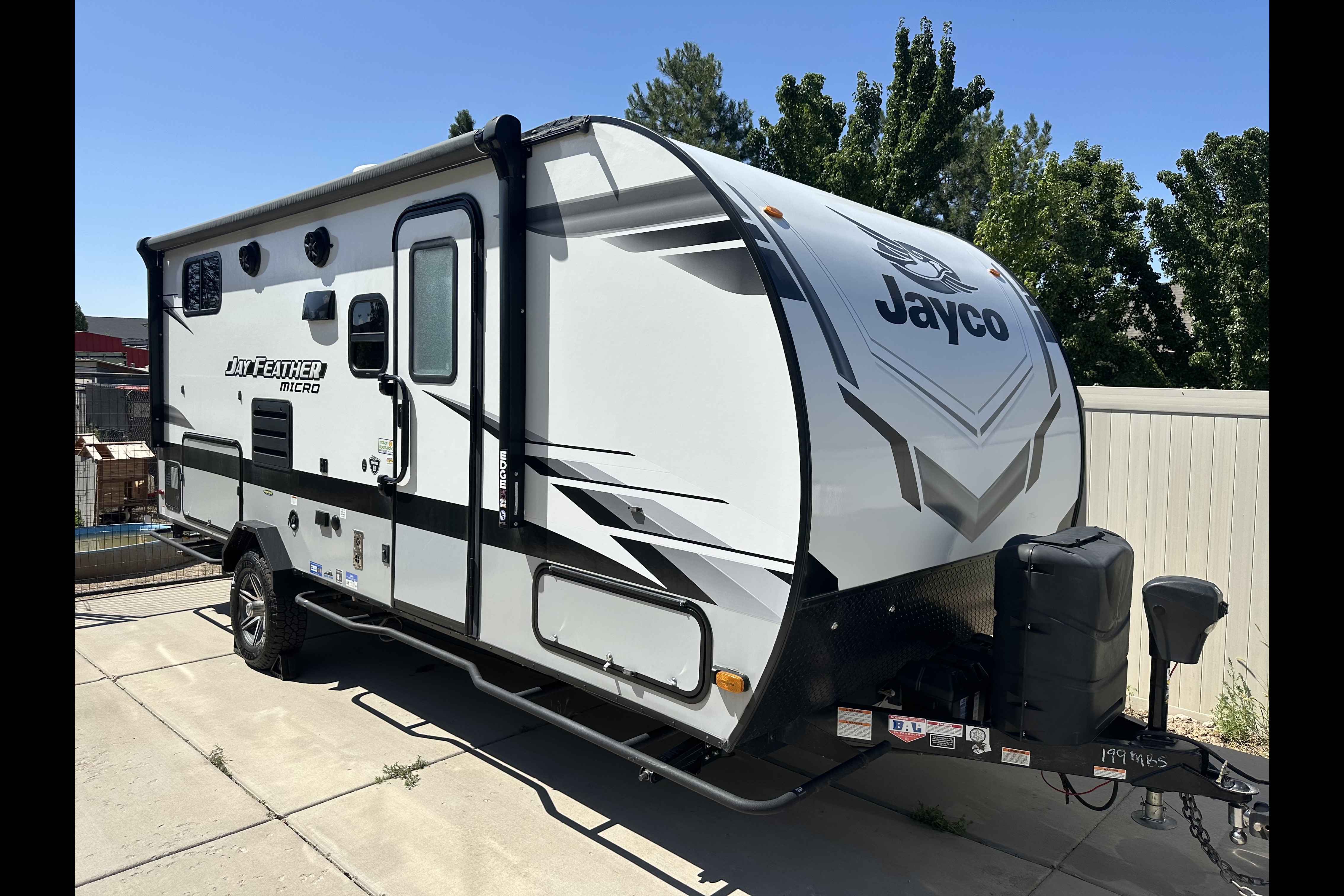 Cozy Camper for Couples & Kids | Easy to Tow!