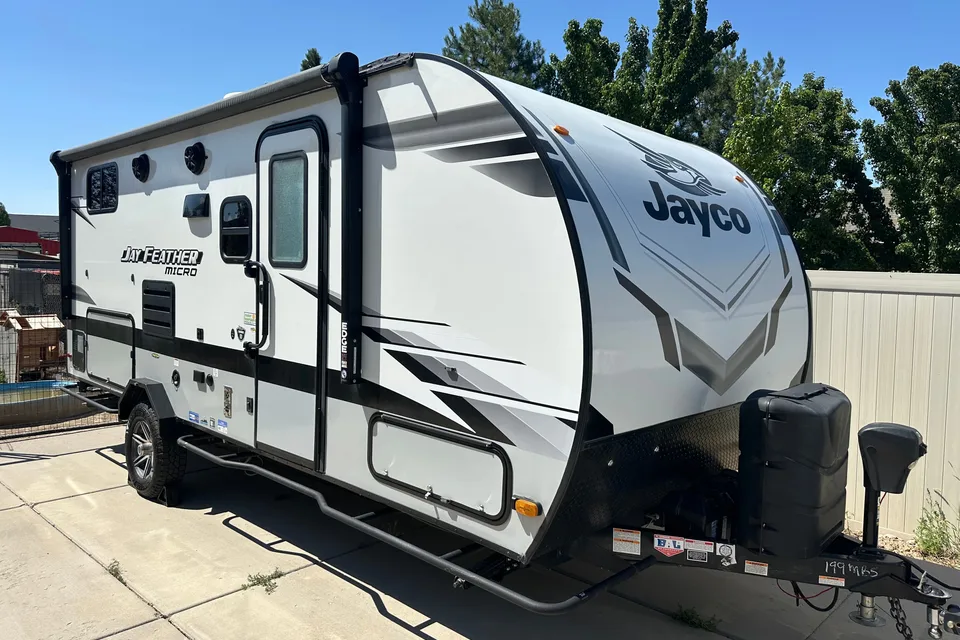 Cozy Camper for Couples & Kids | Easy to Tow!