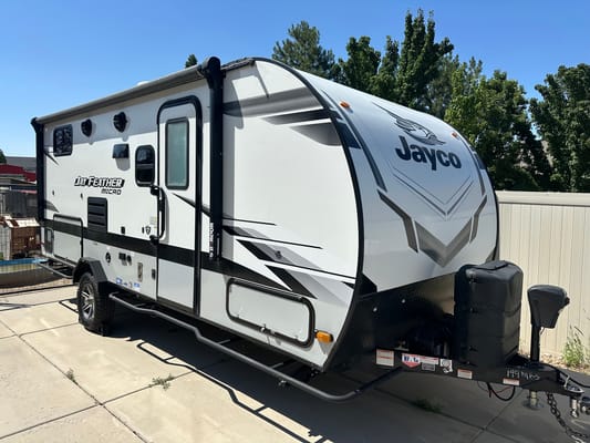 Cozy Camper for Couples & Kids | Easy to Tow!