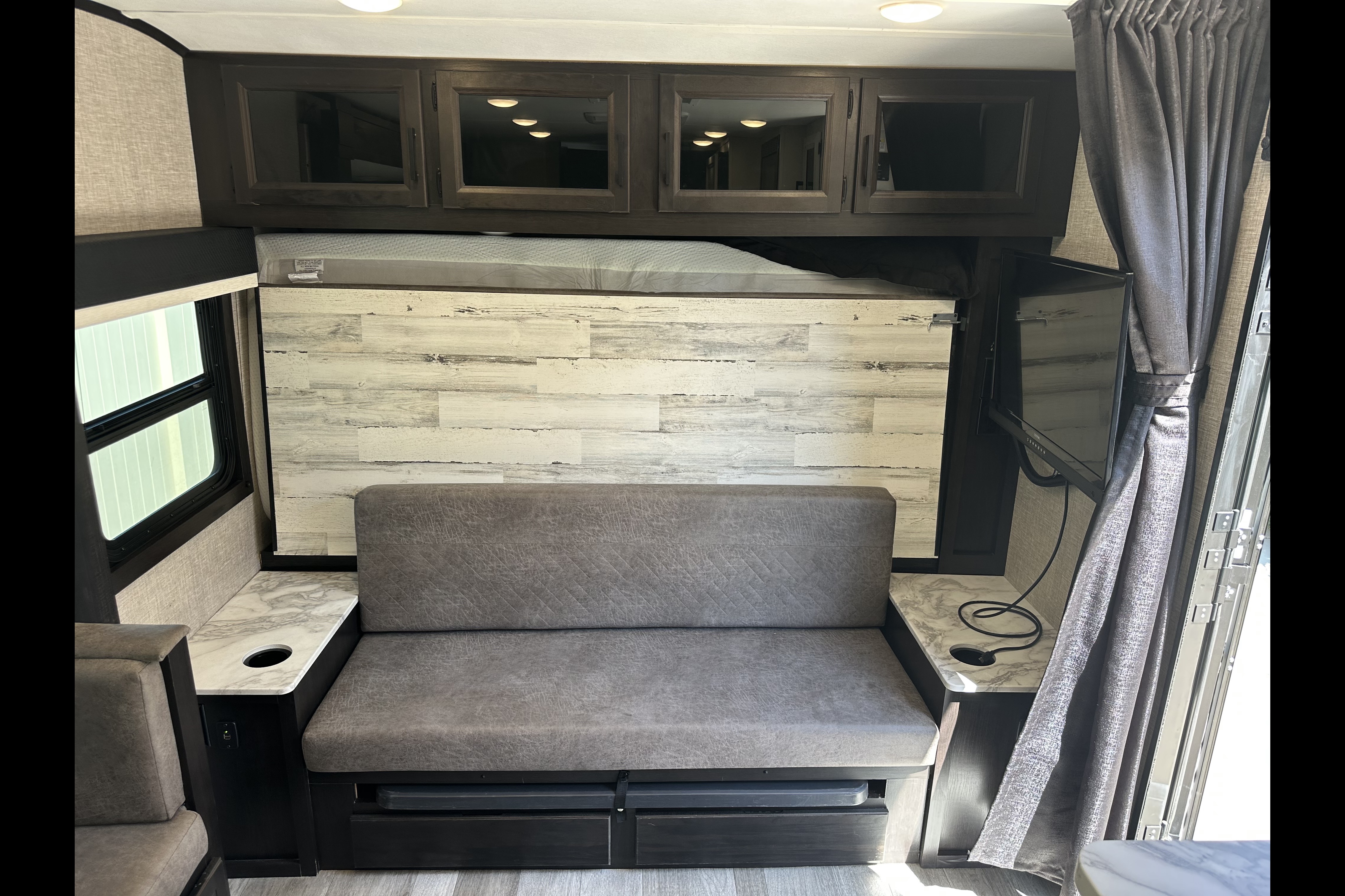 Cozy Camper for Couples & Kids | Easy to Tow!