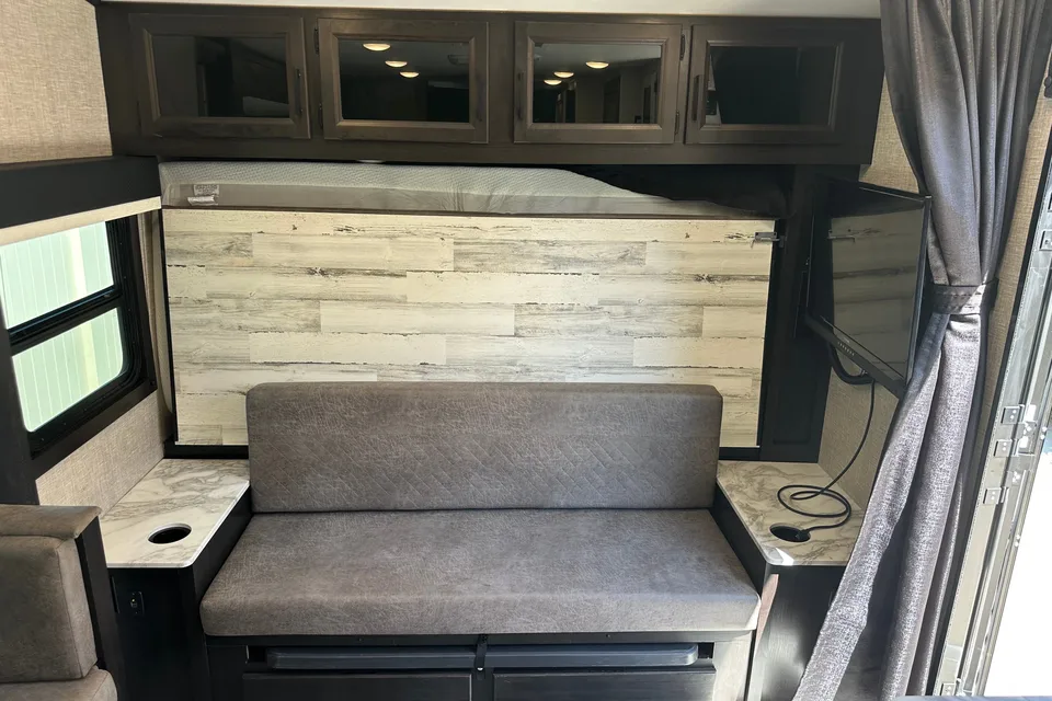 Cozy Camper for Couples & Kids | Easy to Tow!
