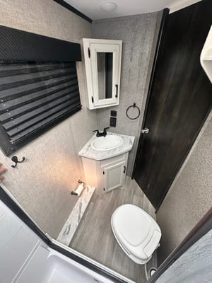Cozy Camper for Couples & Kids | Easy to Tow!