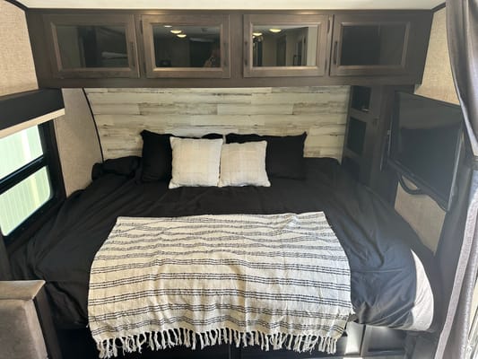 Cozy Camper for Couples & Kids | Easy to Tow!
