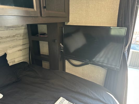 Cozy Camper for Couples & Kids | Easy to Tow!