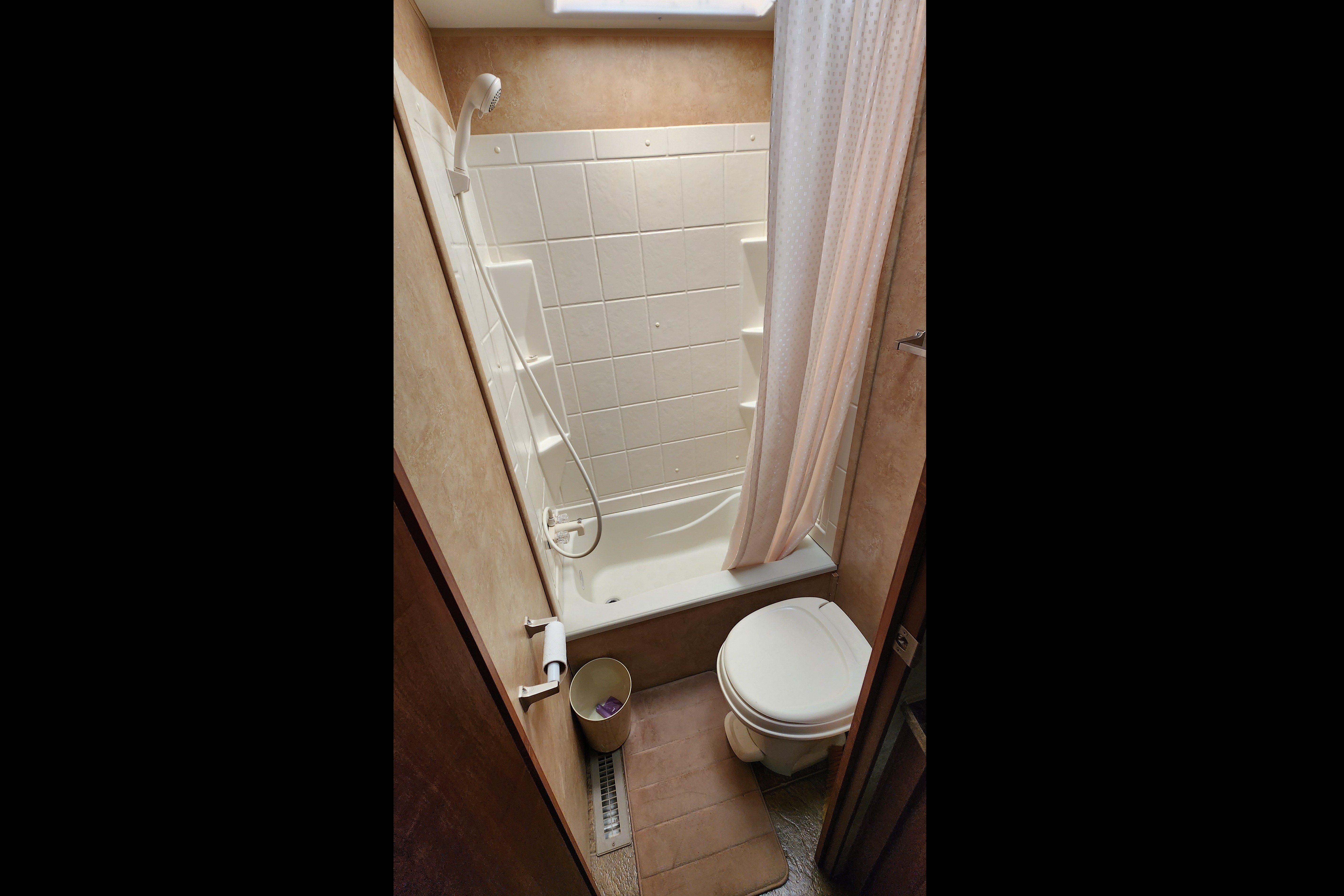 The Pretty Jayco 26BH Travel Trailer