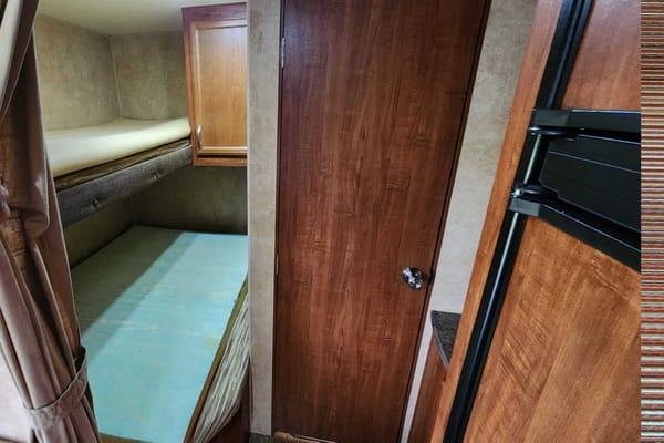 The Pretty Jayco 26BH Travel Trailer