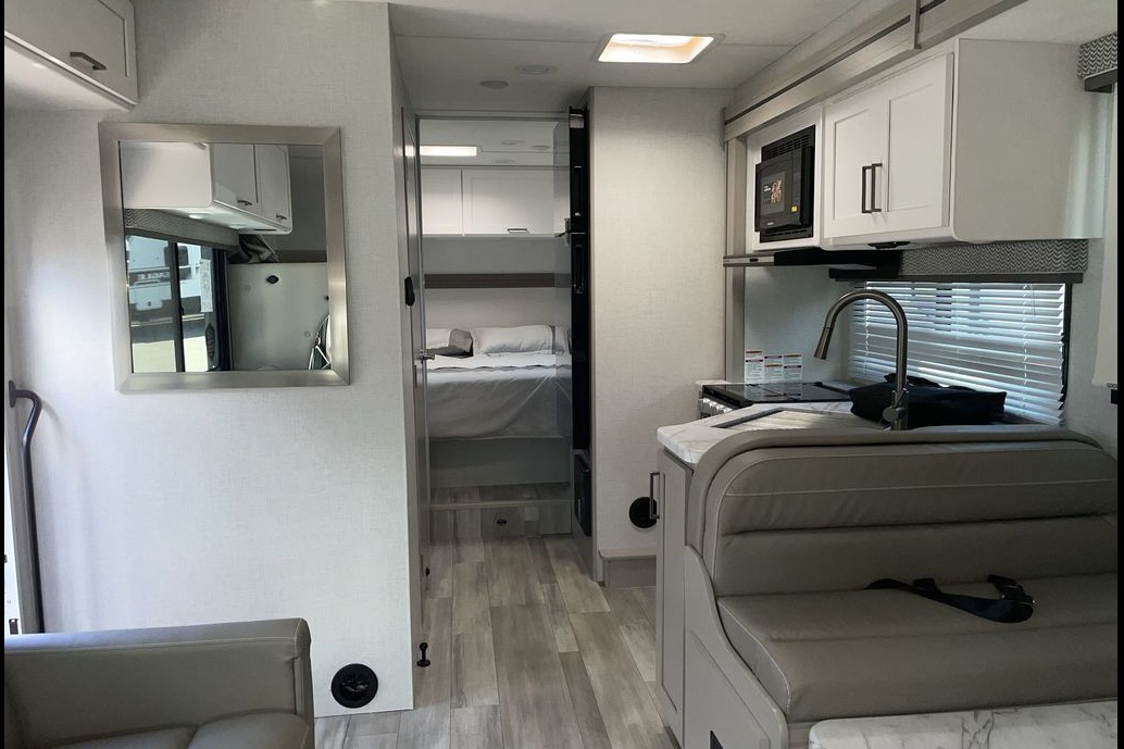 ZWS Luxury 2026 Thor Motor Coach Geneva Class C