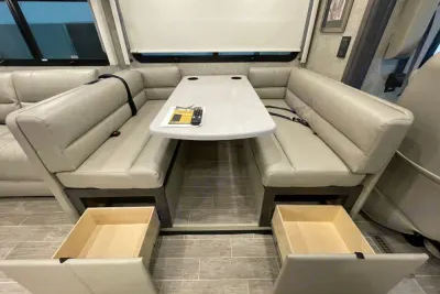 East FL: 2022 Thor-Master Suite, 2 Full Baths & Bunk Beds
