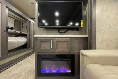 East FL: 2022 Thor-Master Suite, 2 Full Baths & Bunk Beds