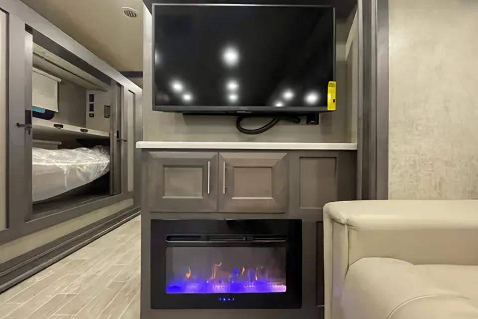 East FL: 2022 Thor-Master Suite, 2 Full Baths & Bunk Beds