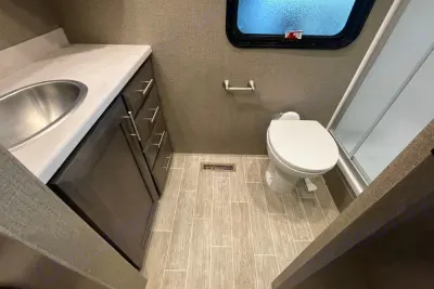 East FL: 2022 Thor-Master Suite, 2 Full Baths & Bunk Beds